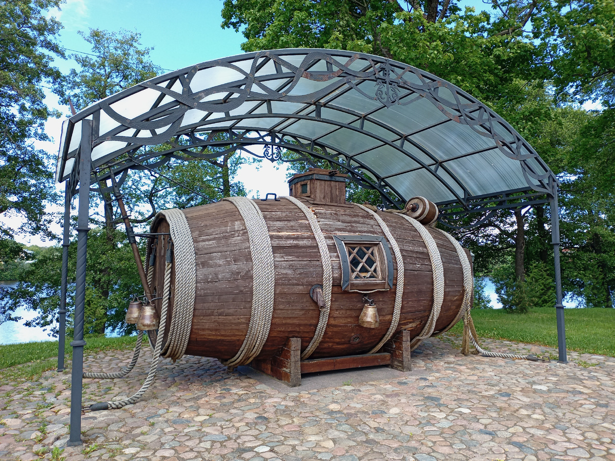 Памятник-макет потаённого судна в натуральную величину установлен в Сестрорецке (Курортный район Санкт-Петербурга) 