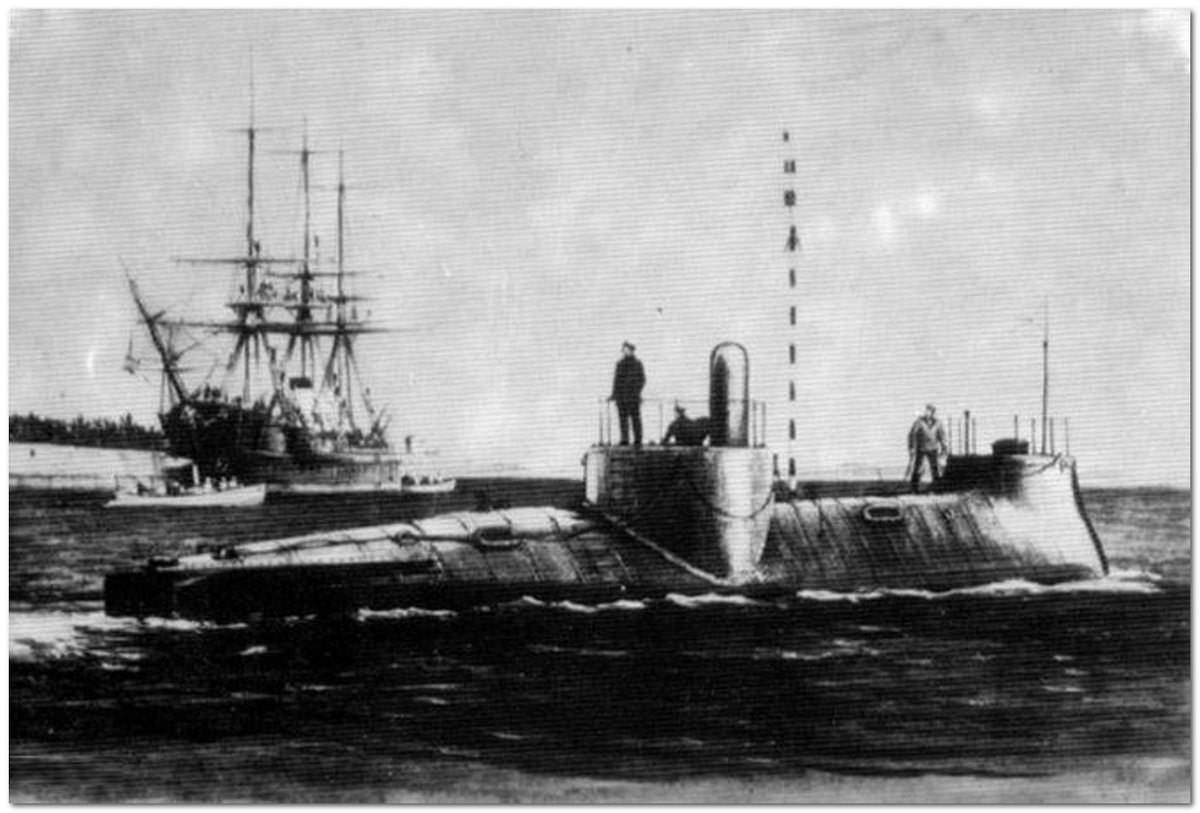 Александровский еще увлекался фотографией. Фотографию своей подводной лодки изобретатель сделал сам.