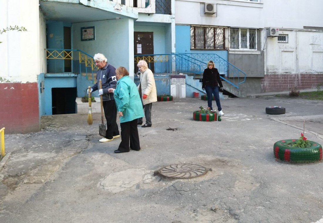 В доме, где жила я раньше, жильцы охотно убирались не только в подъезде, но и приводили в порядок территорию рядом с ним. По новому же адресу дела обстоят совсем иначе!