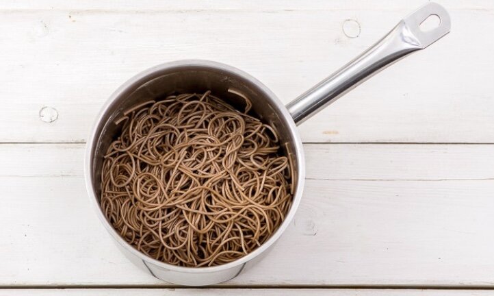 Отварите лапшу в кипящей подсоленной воде в течение 5 минут. Откиньте лапшу на дуршлаг и сбрызните оливковым маслом.