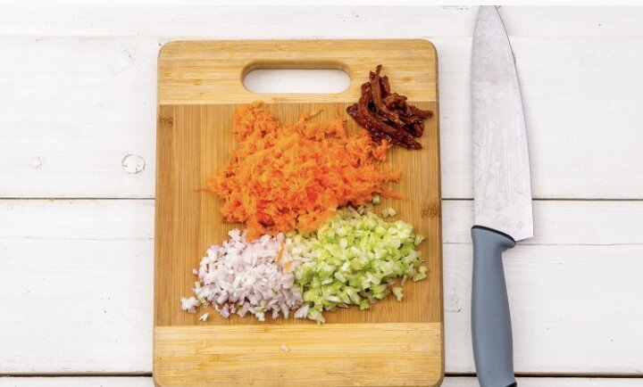 Лук очистите. Сельдерей и лук нарежьте мелким кубиком. Вяленые томаты нарежьте тонкой соломкой.