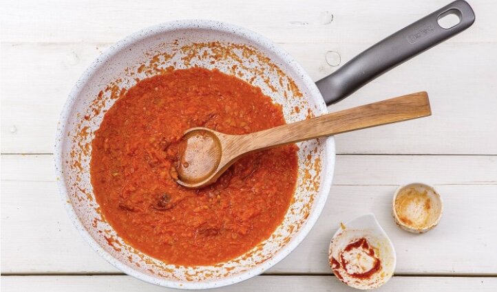 курочка в сметанном соусе. томатное карри. соус на сковороде. соусы со сковороды. пассерованный томат-пюре.