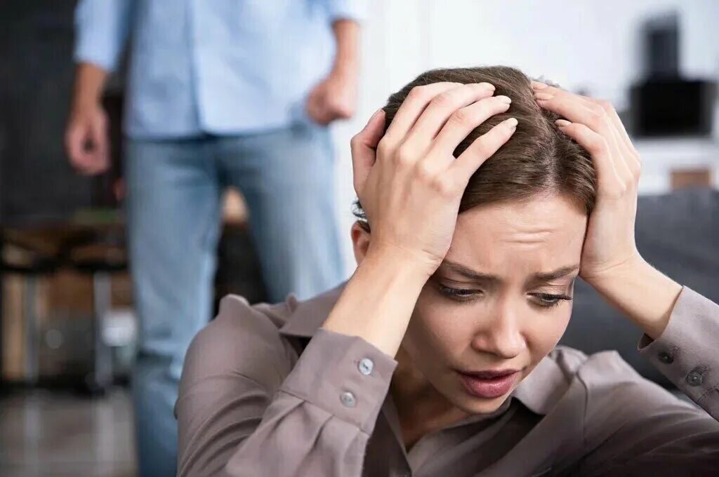 девушка абьюзер в отношениях. абьюзер. признаки абьюзивных отношений. признаки абьюзивных отношений. абьюз.