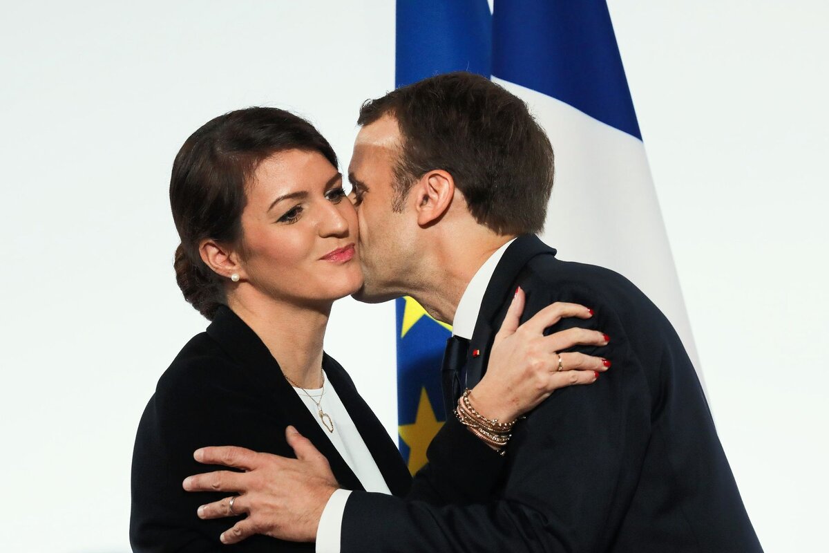 Встреча французов. Поцелуй при встрече. Французы здороваются. Поцелуй при приветствии. Приветствие французов.