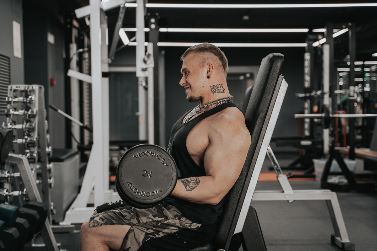 Сгибание рук на скамье скотта с гантелями. Упражнения на бицепс сидя. Концентрированные сгибания на бицепс. Концентрированный подъем гантели на бицепс. Сгибания зоттмана.