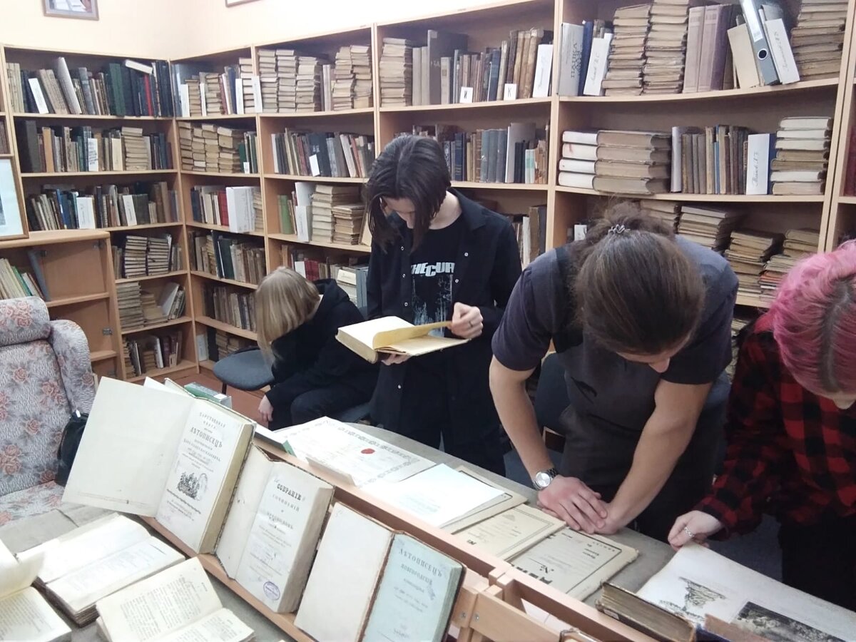 дженни далфин. подросток с книгой. подростки в библиотеке. книги фэнтези. университет студенты.