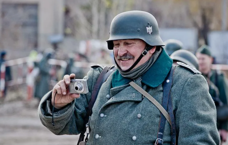 Мусорное ведро для понтов. Кидай сюда. Кидай сюда. Урна для окурков. Кидай сюда картинка.