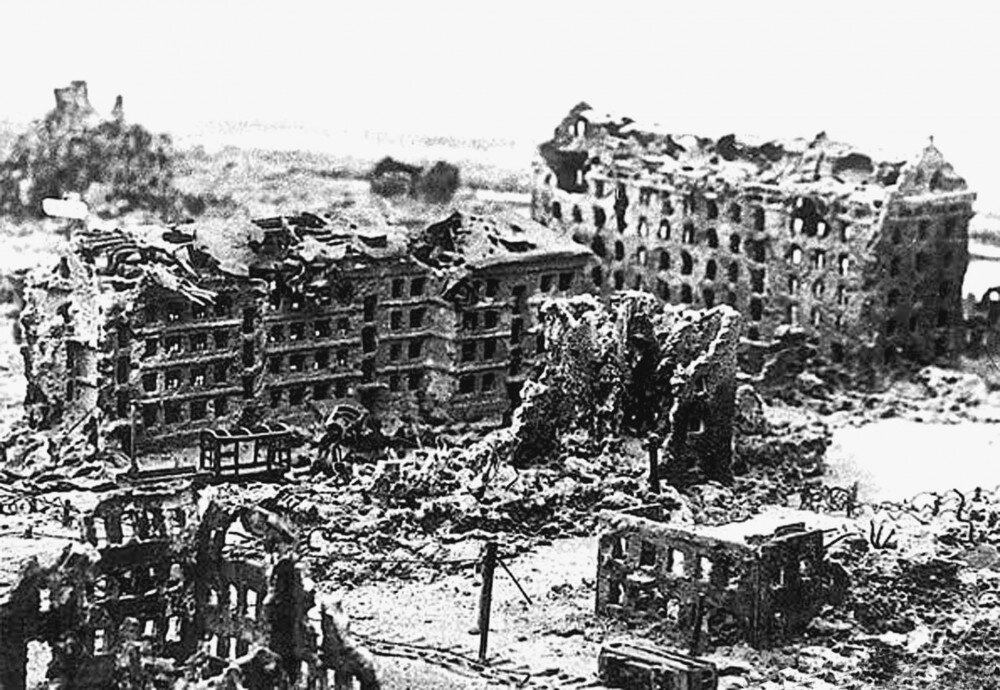 Что был сильно разрушен. Бомбёжка Сталинграда 23 августа 1942. 23 Августа Сталинград бомбардировка. Сталинград бомбежка 1942. Сталинградская битва разрушенный город.