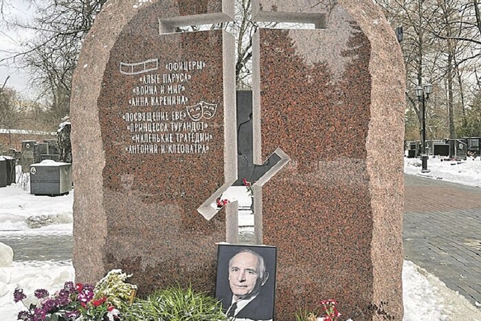 Памятники авторитетов 90-х на новодевичьем кладбище. Красивое кладбище. Красивые могилы на троекуровском кладбище. Лужковское кладбище орел. Виталий попков памятник.