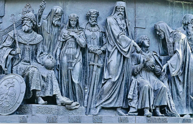 Адашев А.Ф. в центре с мечом на монументе "1000-летие России" в Новгороде.