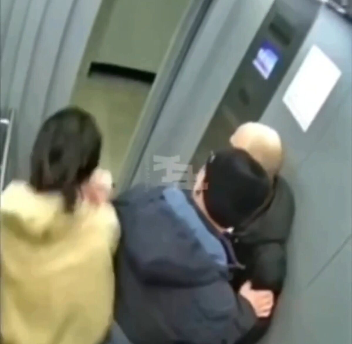 Таджик ударил полицейский в метро. Мужчина вступился за девочку избил подростка. Таджики избили девочку. Мигранты в москве избивают подростков. В москве мигранты толпой избили.