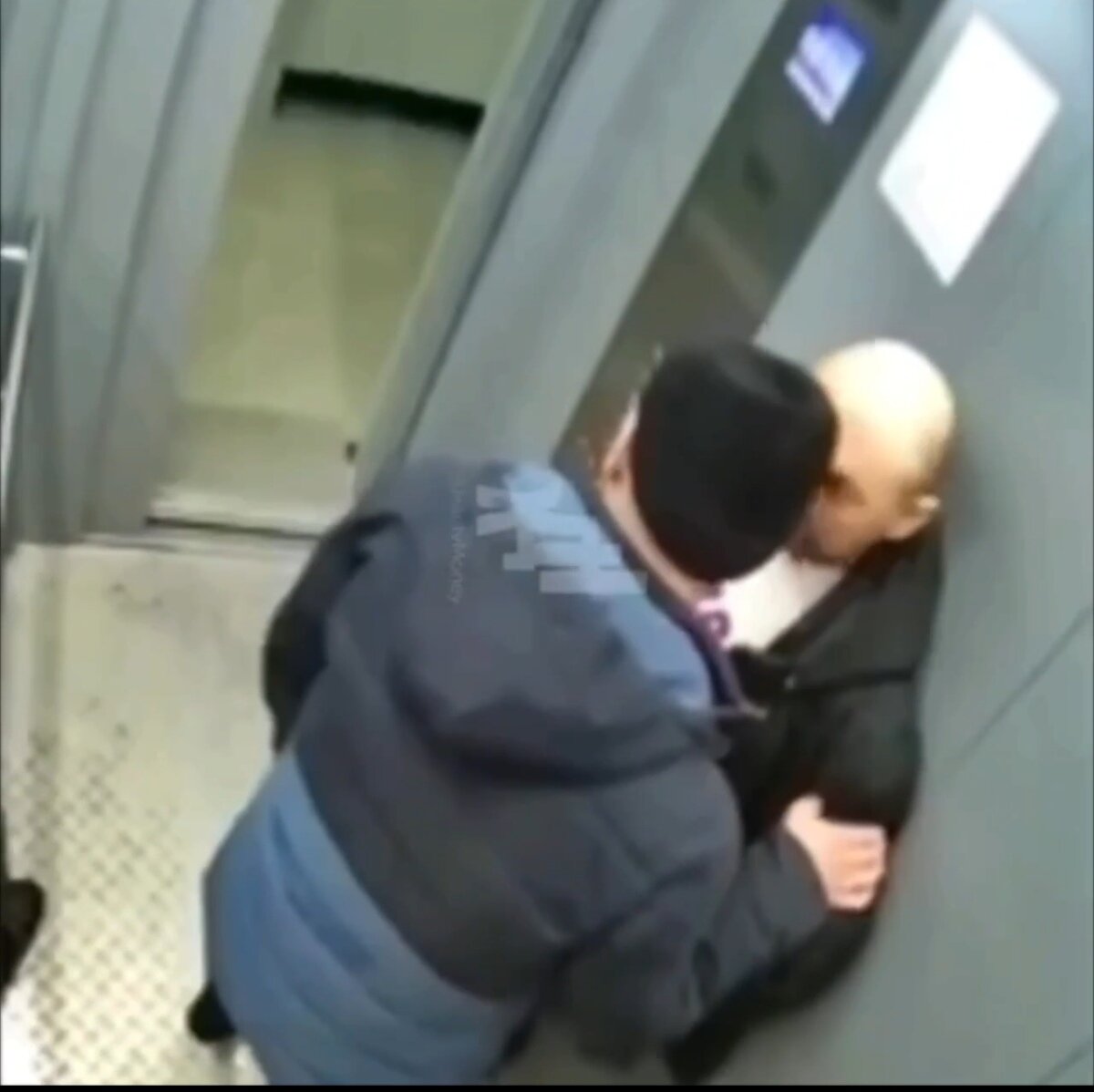 Облапал пьяную девушку. Прижимается в транспорте. Прижимается в транспорте к девушке. Облапал пьяную девушку. Ночной клуб девушки.