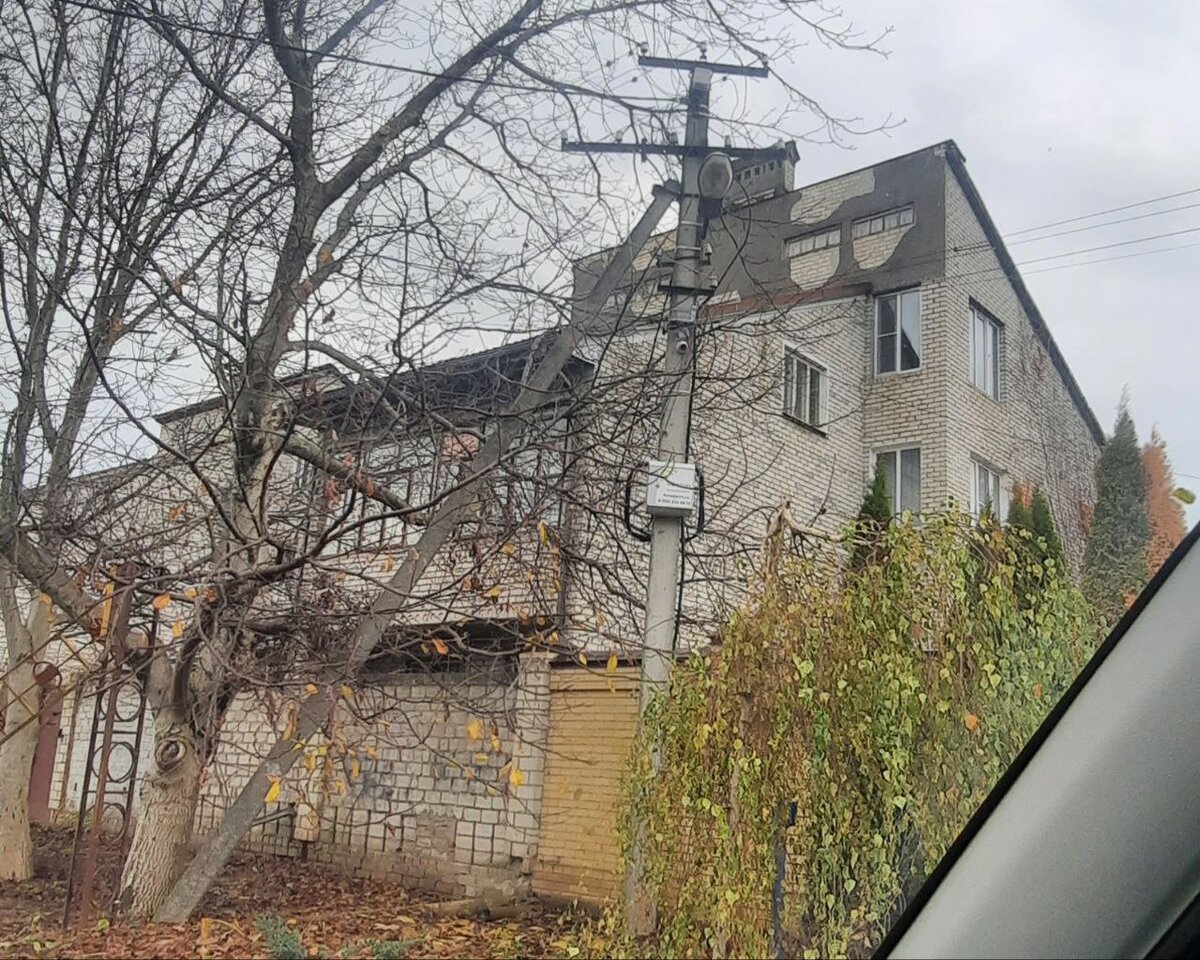 Дом похожий на завод времен СССР по размеру и стилю