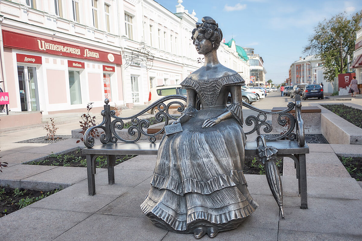 Чем славится омск. Памятник Любочке в Омске. Статуя Любочки Ленина Омск. Скульптура Люба в Омске. Любушка Омск памятник.