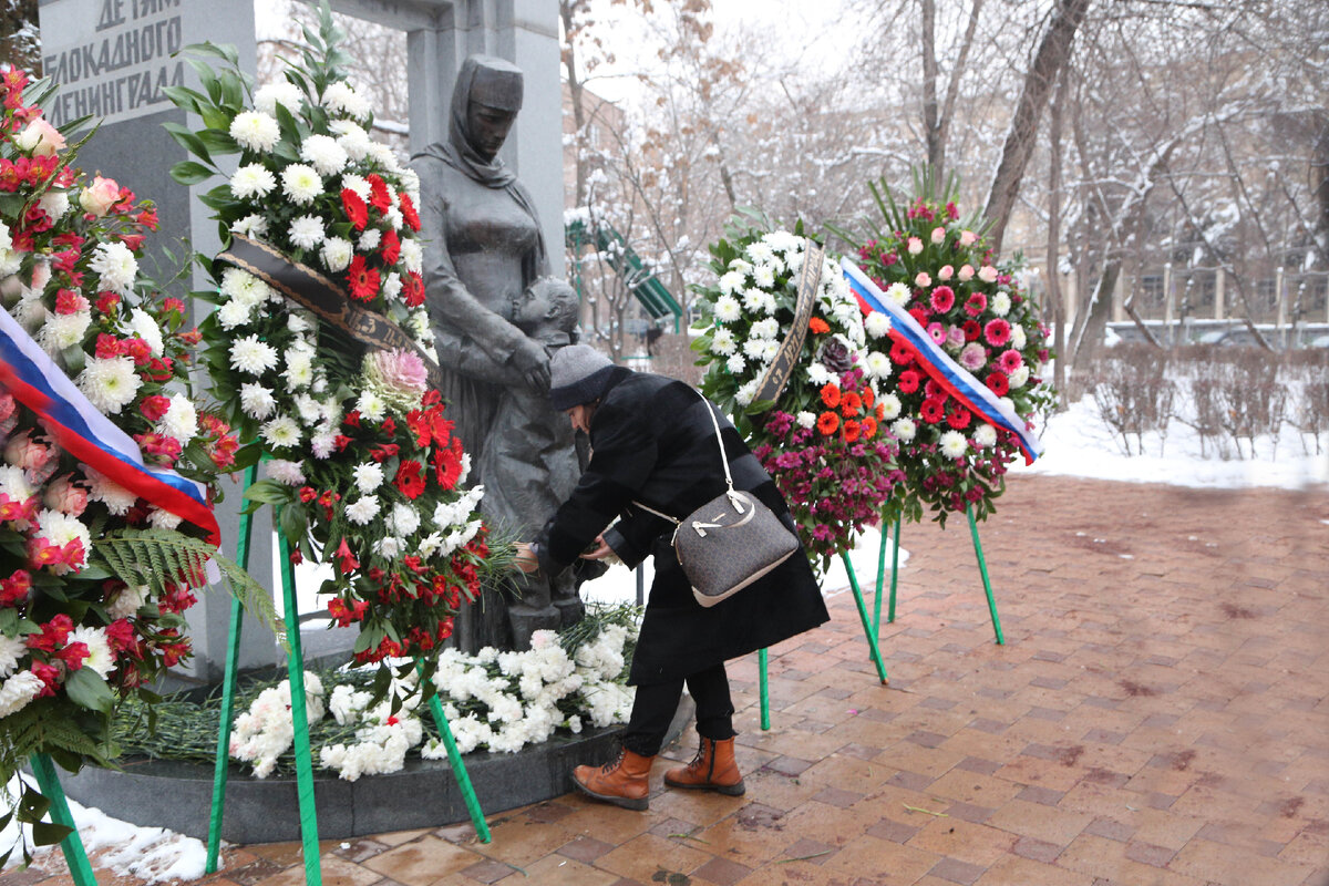 Памятники ? знаку ! знаку. Памятник электронной собаке в оренбурге. Символы науки в скульптуре. Бульвар энтузиастов набережные челны. Яйцо желаний в железноводске.
