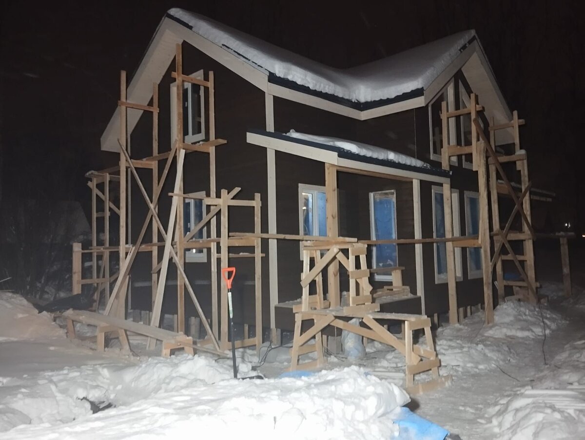 "леса", возведенные вокруг строящегося объекта Строй и Живи из доски е/в