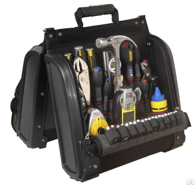 оригинальный подарок на 23 февраля. подарки на 23 женщинам. мужчина дарит подарок. подарки на 23 февраля мужчинам. оригинальный сладкий подарок.