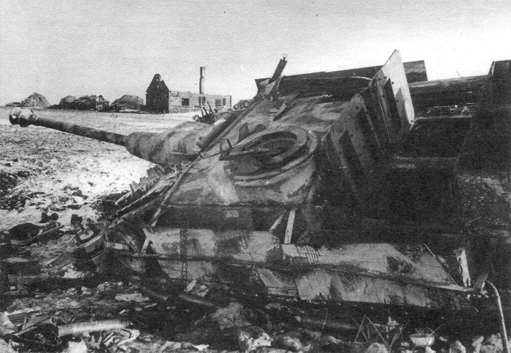 Брошенное StuG III Ausf.G выпуска средних серий с зимним камуфляжем, покрашенным кистью.