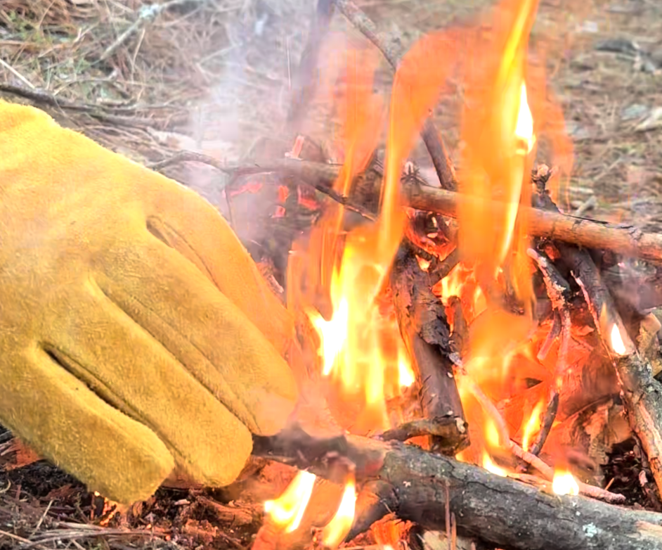 Достаю с огня стеклянную банку с кипящей водой. Ни одна рука не пострадала.