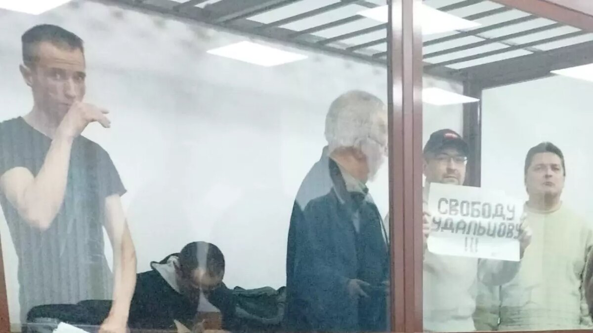     Участников кружка обвиняют в терроризме и подготовке к насильственному захвату власти.