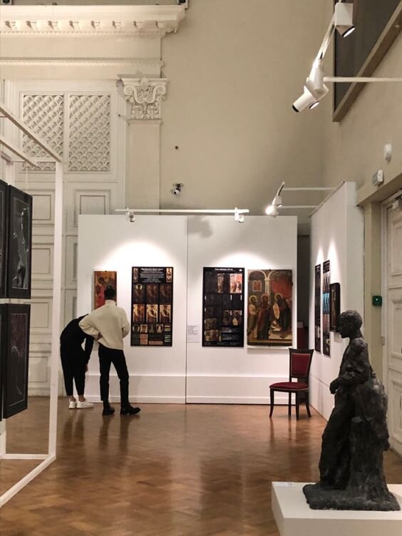 Озеленение города варламов. Газон авто. Стоит во дворе заведенная. Машина припаркована на газоне. Авто на детской площадке.