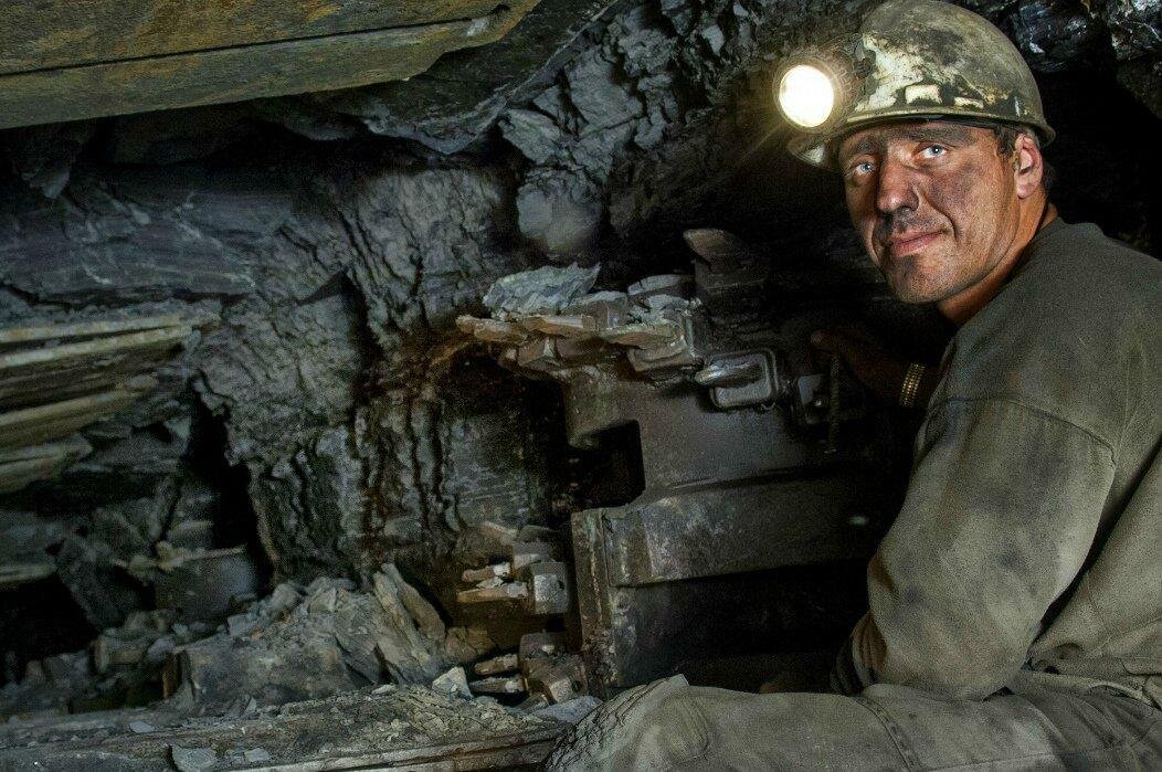 Шахта талдинская западная 2. Шахтер копает. Шахтер профессия. Шахтер угольной шахты. Добыча угля шахтер.