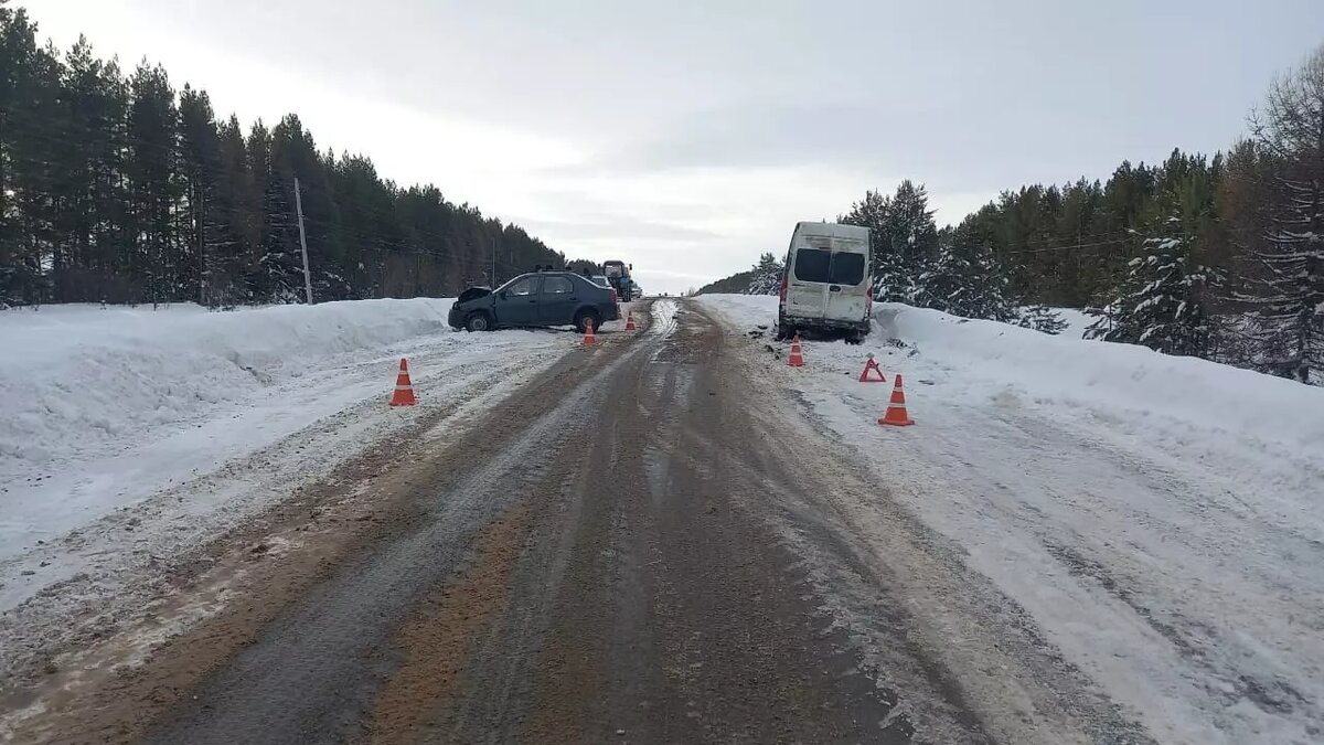     Пожилой водитель иномарки при обгоне столкнулся с микроавтобусом в Граховском районе Удмуртии. В результате ДТП пострадали четыре человека.
