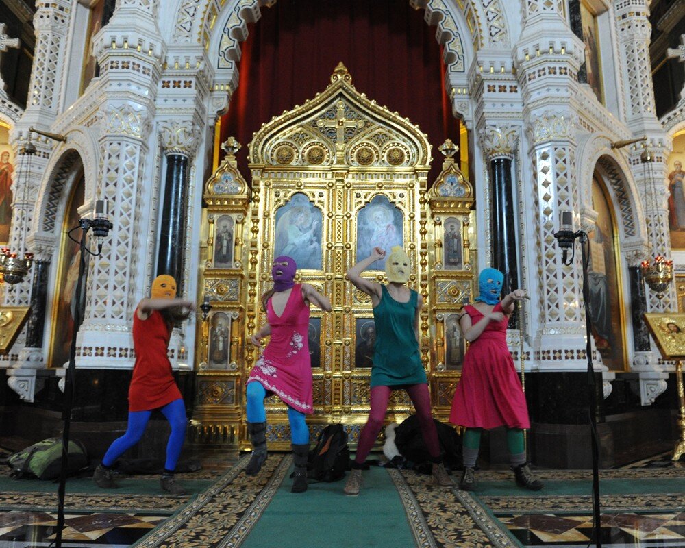 Группы «Pussy Riot» глумится в православном храме. Фото из открытых источников в интернете.