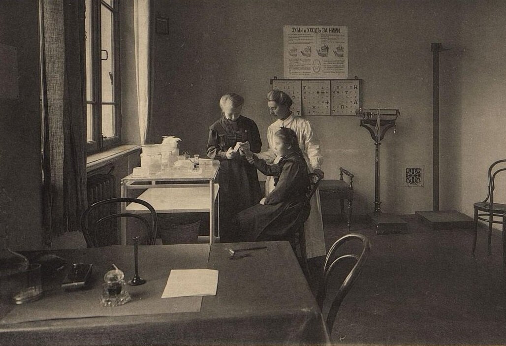 Фото из альбома «Мужское коммерческое училище имени Цесаревича Алексея 1901-1911 г. и Женское коммерческое училище 1903-1911 г., учреждённые М. О. Р. К. О.», 1911 г.