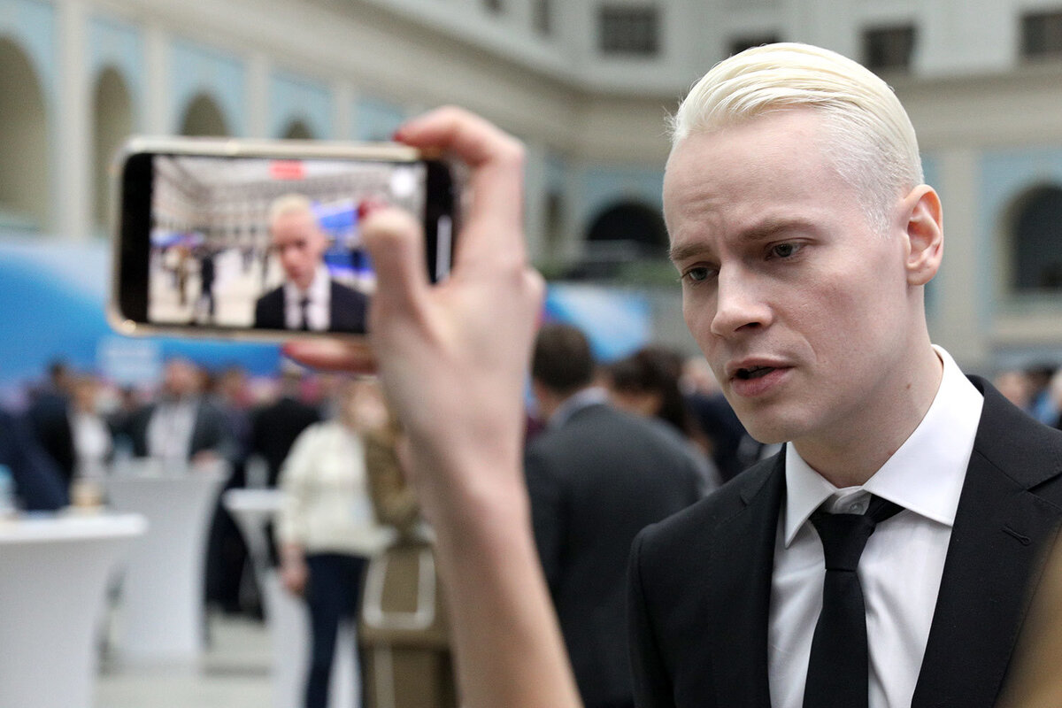 Много мужчин в костюмах. Человек с лупой. Собеседование. Сборная германии в костюмах hugo boss. Строго многие.