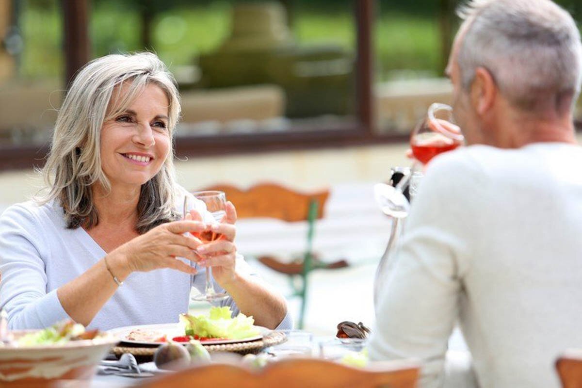 Не тихо а громко как пишется. Нельзя громко говорить. Громко тихо. Нельзя громко разговаривать и смеяться. Разговаривайте тише.