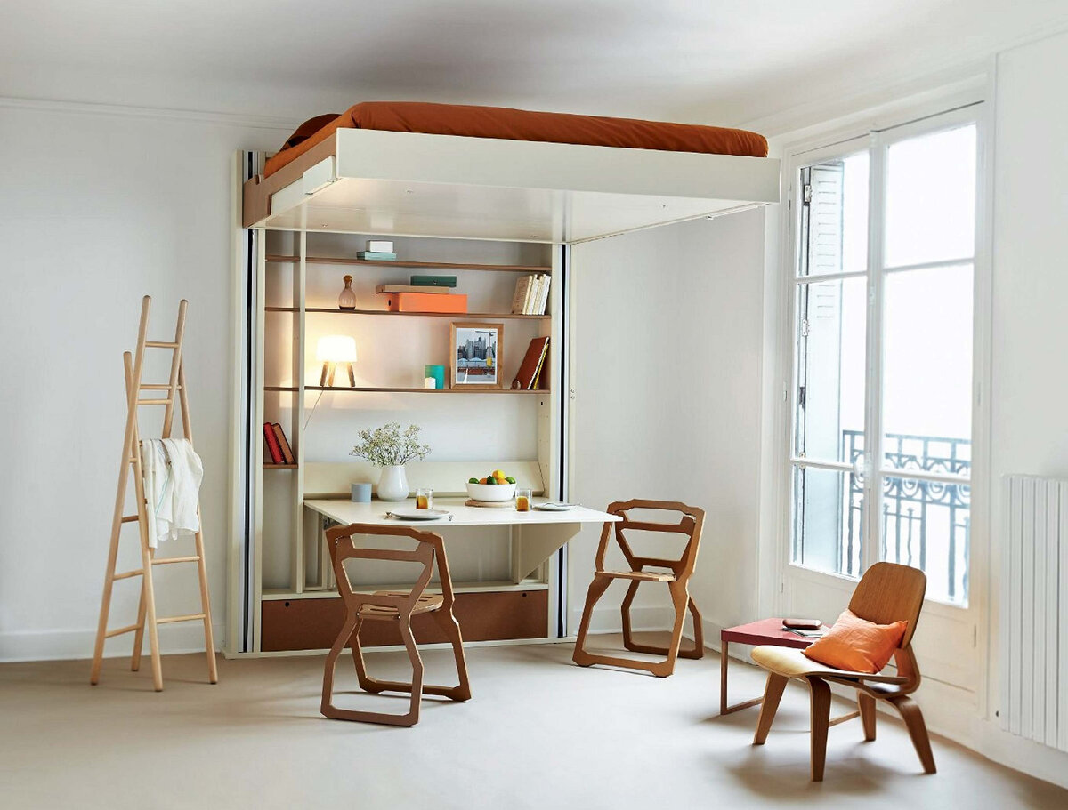 Кровать-чердак под потолком и раскладные стулья, источник фото: defilendeco.com