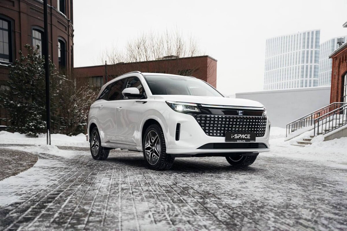 На фото: Гибридный кроссовер Evolute i-Space