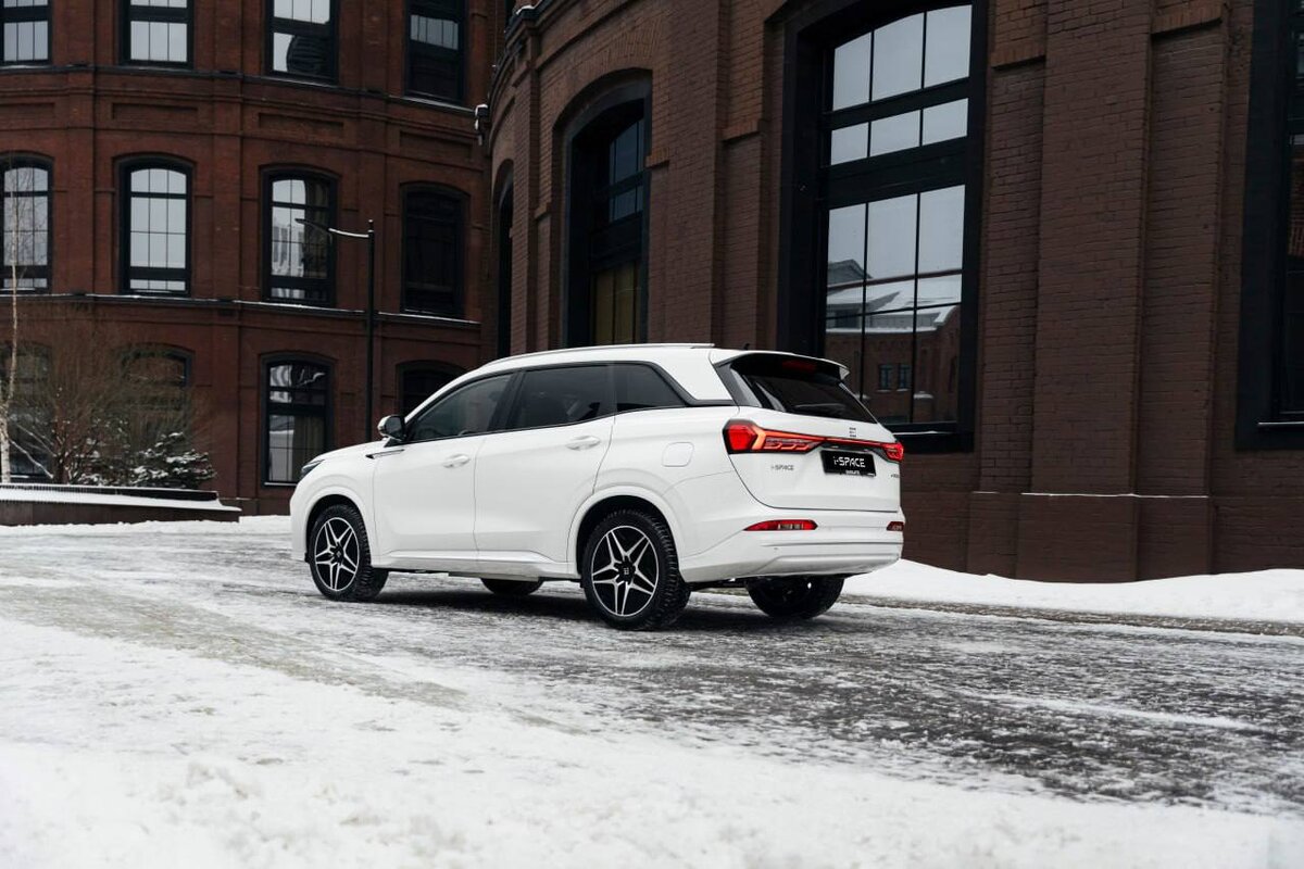 На фото: Гибридный кроссовер Evolute i-Space