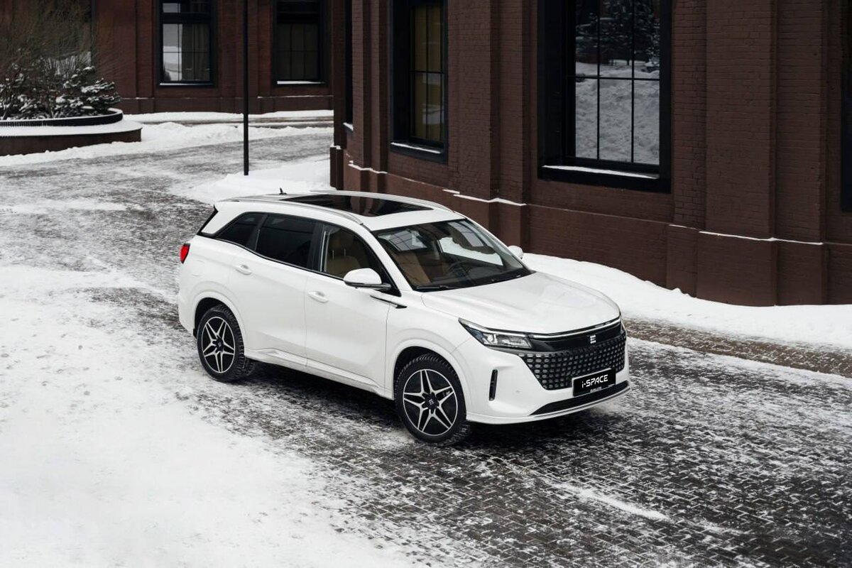 На фото: Гибридный кроссовер Evolute i-Space