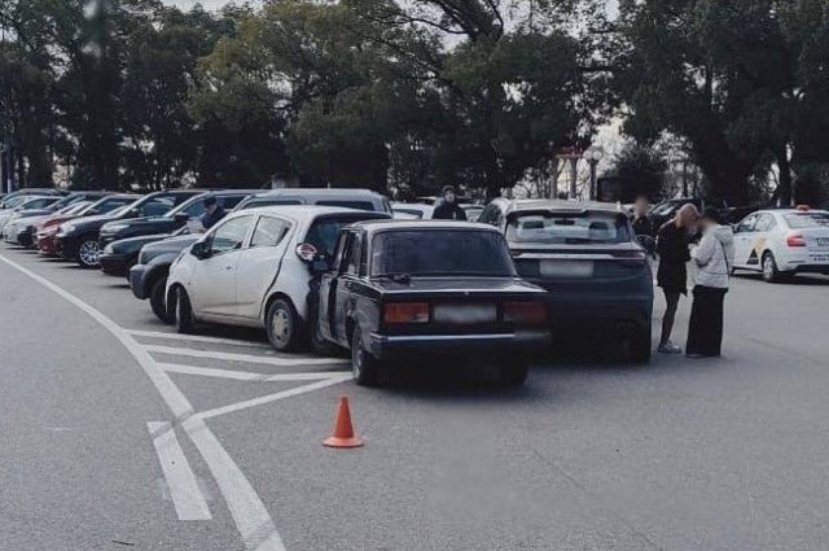    В Сочи женщина за рулем «семерки» врезалась в четыре припаркованных авто