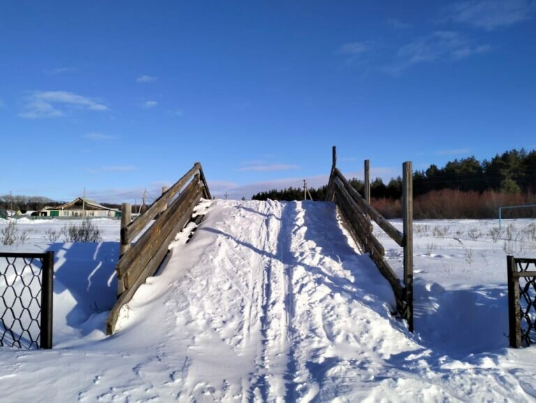    В Сорочинском округе 16-летняя девочка получила перелом при катании с деревянной горки Кристина Просвиркина