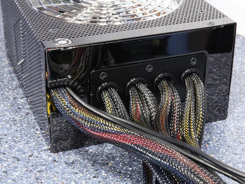 Провода в оплетке - как и подобает блоку подобного класса