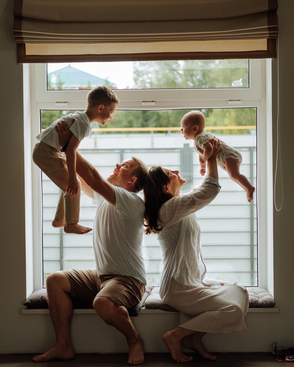 Теплый смех. Счастливый ребенок. Теплый смех. Рыжие девушки. Две девушки смеются.