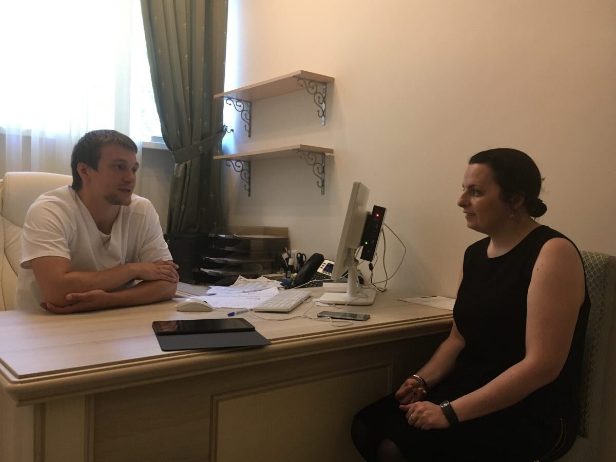 Корреспондент портала «XX2 век» Анна Керман беседует с врачом-терапевтом Юсуповской больницы Василием Покровским.