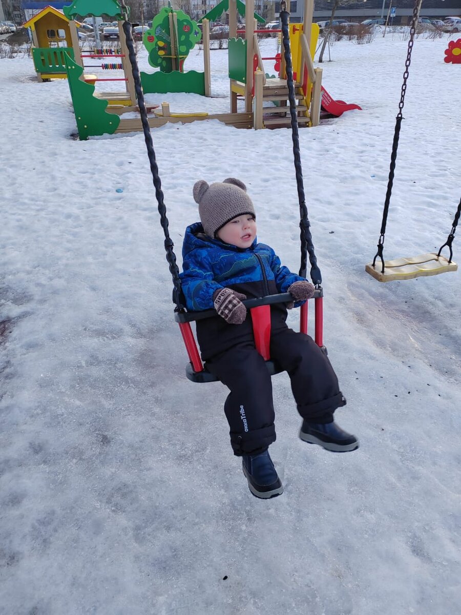 Петя на качелях