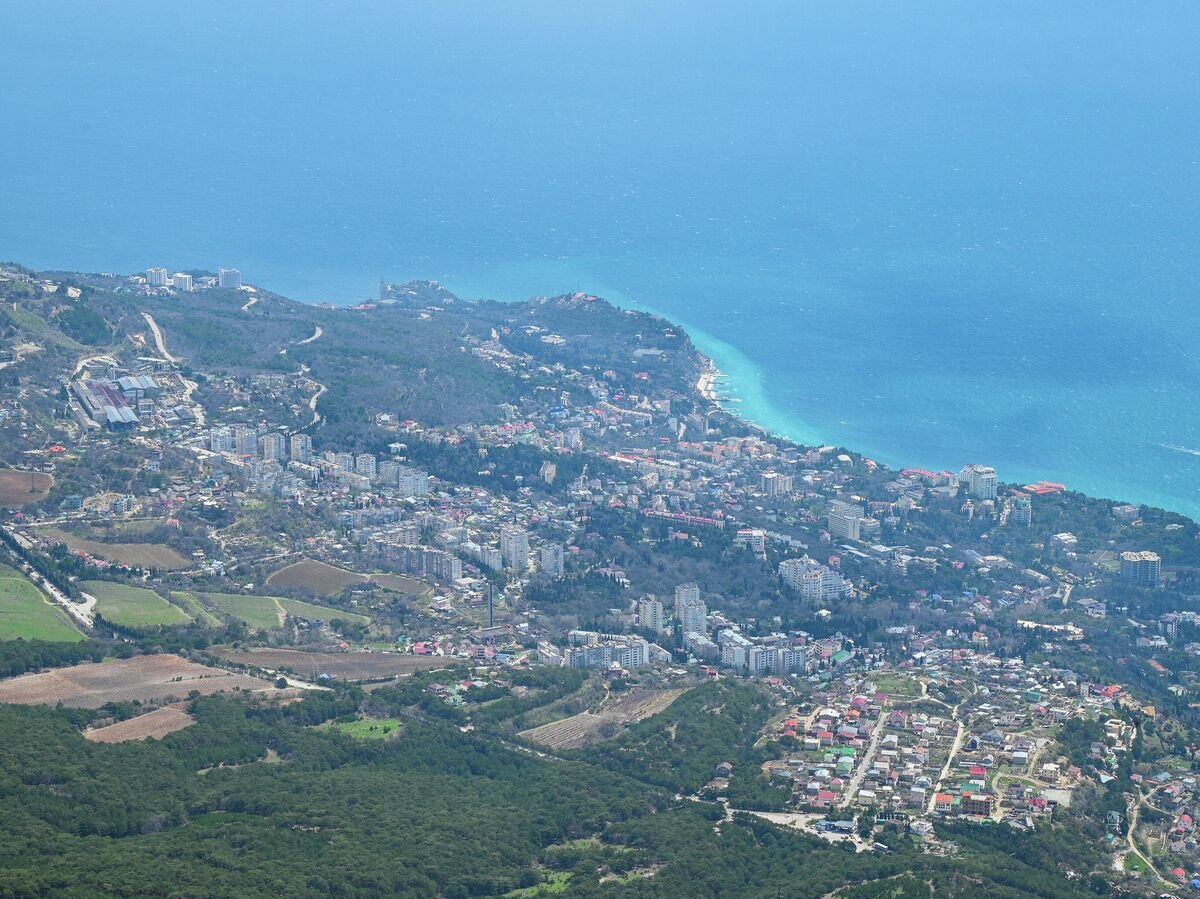    Вид на Ялту и на Черное море с горы Ай-Петри© РИА Новости / Рамиль Ситдиков