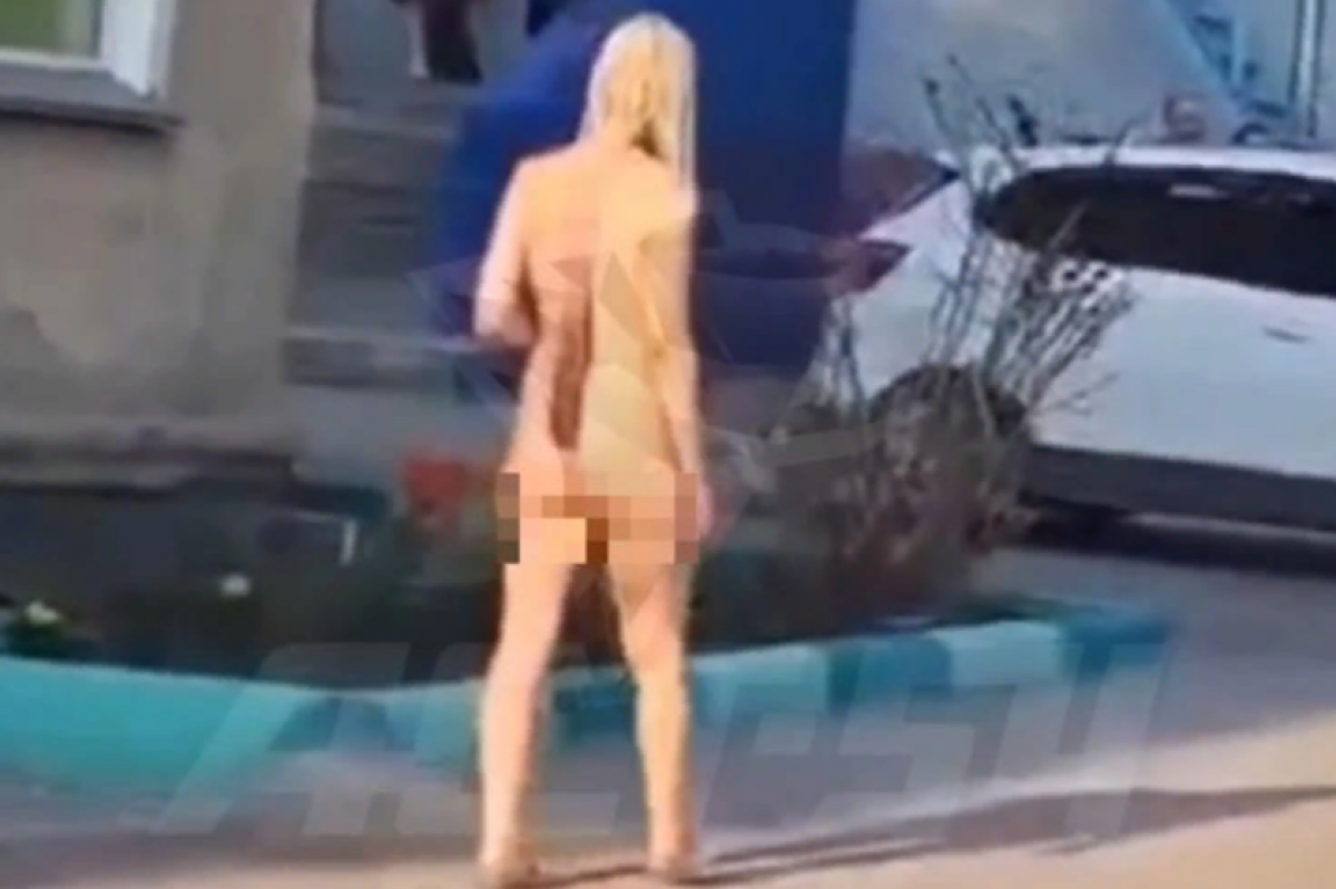 Порно видео голая прогулка на улице