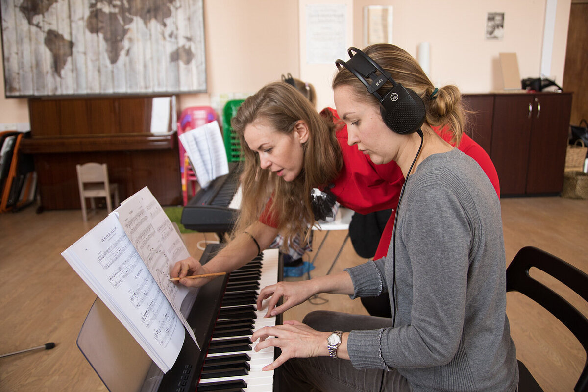 Уроки пианино. Ребенок за роялем. Уроки фортепиано. Уроки фортепиано. Уроки фортепиано.