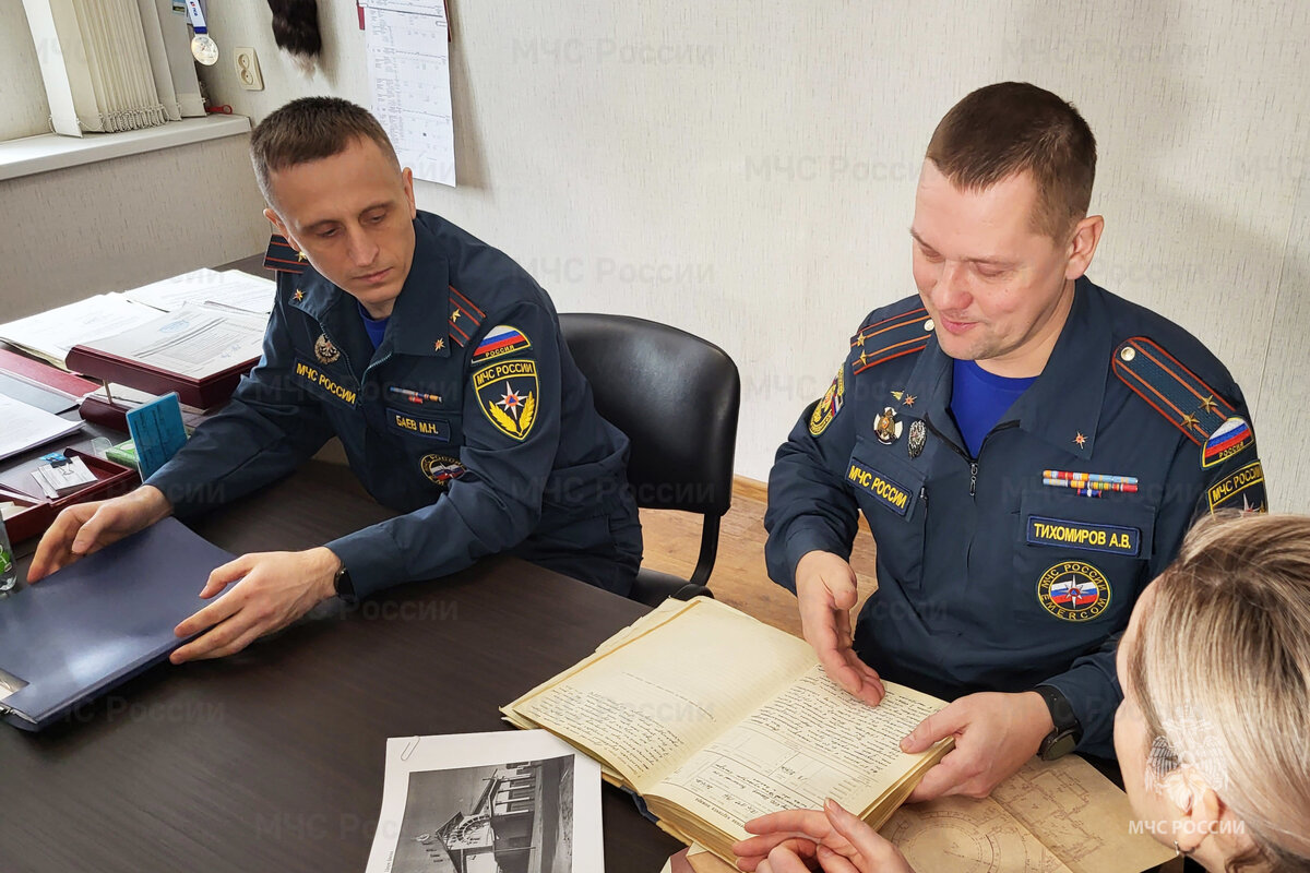 Труд в семье. Сюжетные картины. Сюжетная картинка помощники. Трудовая деятельность детей дошкольного возраста. Уборка иллюстрация.