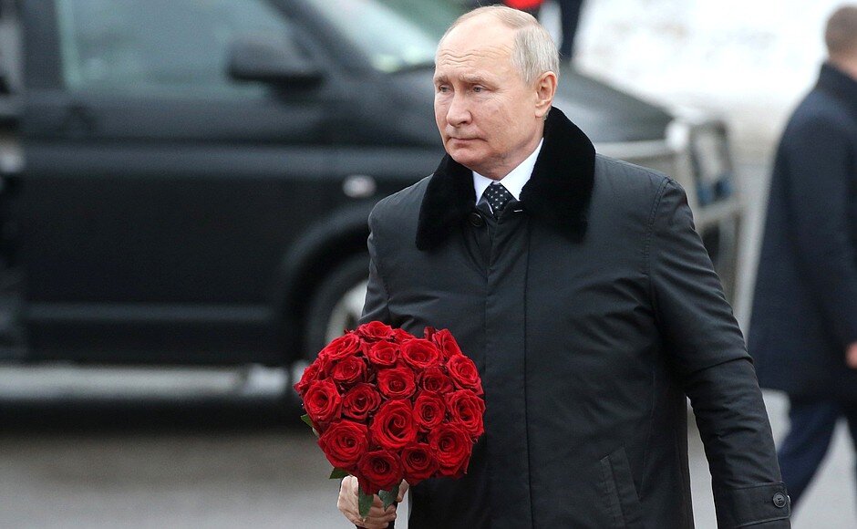 Президент В.В. Путин с цветами