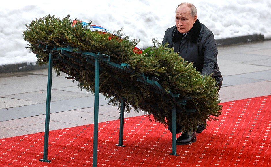 И перед венком с полосатой власовской ленточкой президент В.В. Путин становится на колени. Он, что действительно, не понимает ЧТО делает? Или понимает?