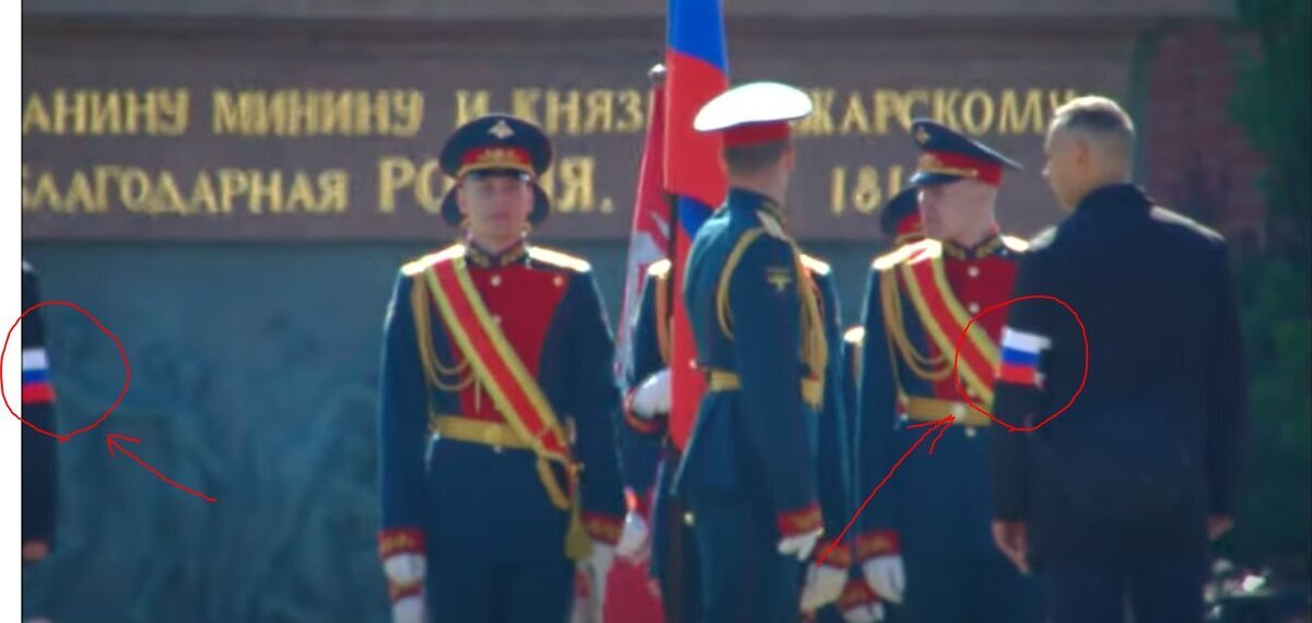 Перед выходом знамённых групп на параде 9 мая 2023 г. Повязки выделены красным.