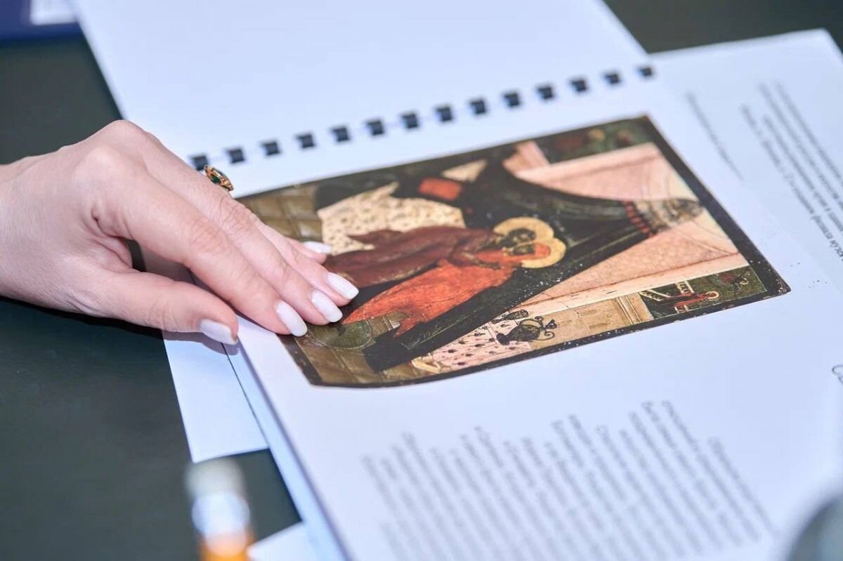 книжные открылись. изображение книги. раскрытая книга. стопка книг в библиотеке. стол «книга».