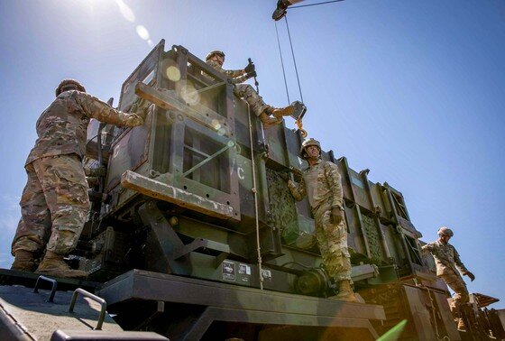    Солдаты сворачивают и завершают установку стартовой станции «Патриот»